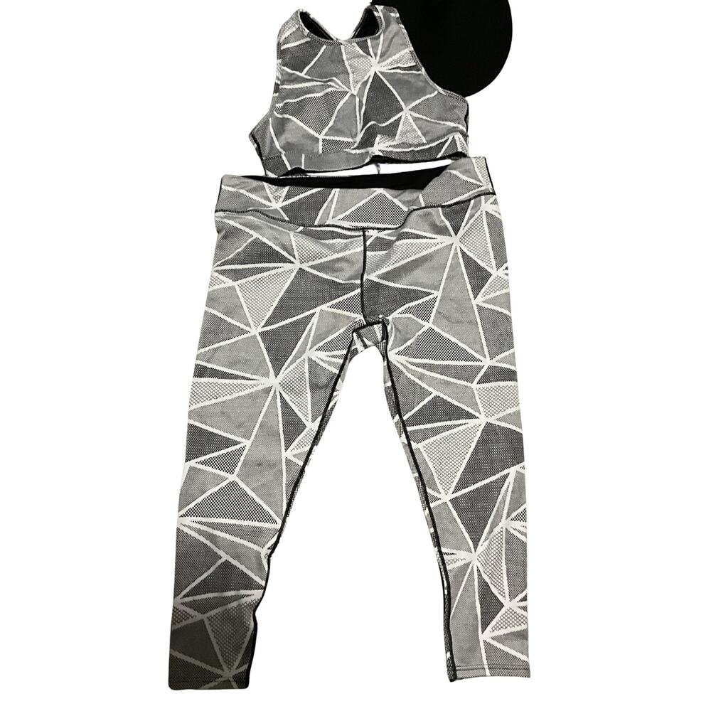 2 Piece Geometric Print Active Set Sports Bra Leggings 2X NWOT Black White